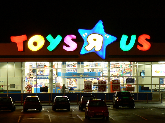 Brian Robert Marshall / TOYS “Я” US (Toys R Us), Oxford Road, Swindon on Christmas Eve. The toy Giants final day was Friday, June 29th 2018.