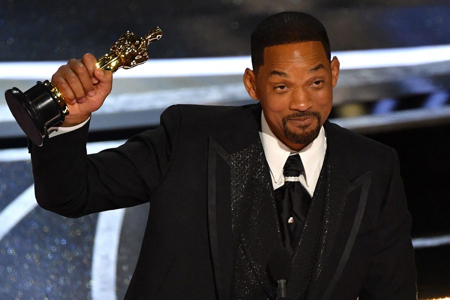 US+actor+Will+Smith+accepts+the+award+for+Best+Actor+in+a+Leading+Role+for+King+Richard+onstage+during+the+94th+Oscars+at+the+Dolby+Theatre+in+Hollywood%2C+California+on+March+27%2C+2022.+%28Photo+by+Robyn+Beck+%2F+AFP%29+%28Photo+by+ROBYN+BECK%2FAFP+via+Getty+Images%29